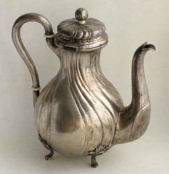 Кофейник старинный серебряный