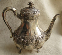 Кофейник серебряный