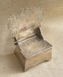 Солонка массивная, трон, стульчик, серебро 84 проба, 101,2грамма, 1894г., Россия, Кострома, Лонгин Сорокин, 105мм высота, 72мм ширина, есть деффекты на фото показаны.