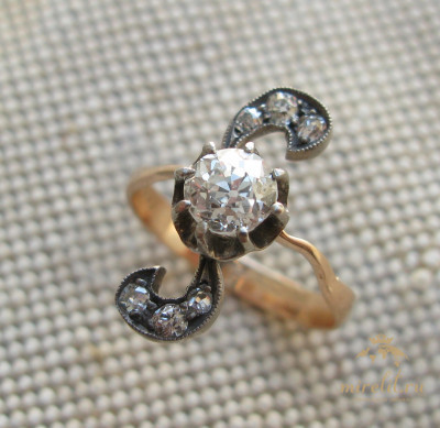 Кольцо с бриллиантом