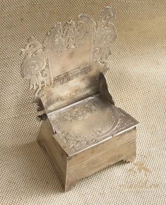Солонка массивная, трон, стульчик, серебро 84 проба, 101,2грамма, 1894г., Россия, Кострома, Лонгин Сорокин, 105мм высота, 72мм ширина, есть деффекты на фото показаны.
