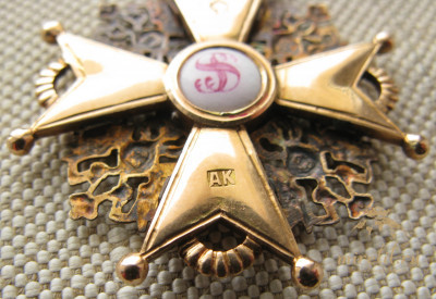 Знак ордена Святого Станислава 3й степени, 40.3х43.3мм, золото 56 проба Россия, Санктъ-Петербург, Альберт Кейбель 10.45 грамма конец 19-начало 20 века.